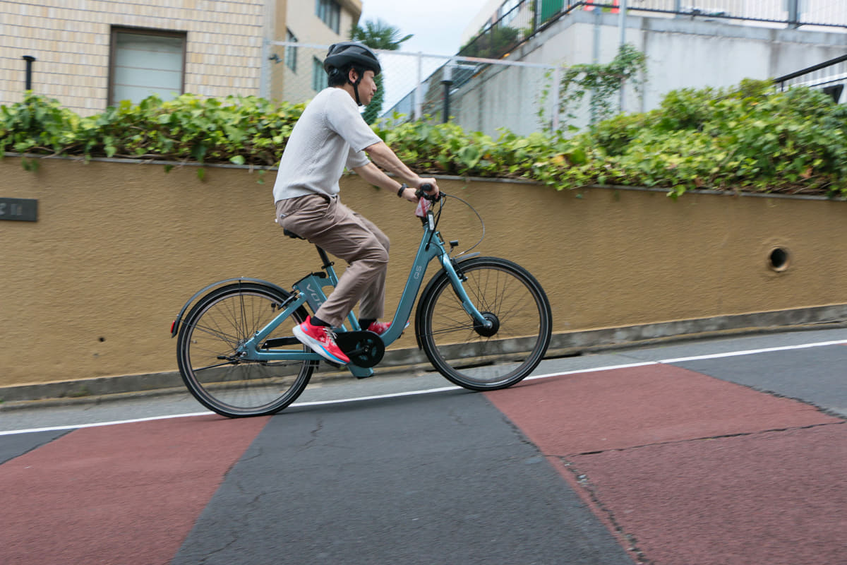 クロスバイクというよりオシャレな街乗りモデルといった見た目ですが、アシストはパワフルで坂道もラクラク