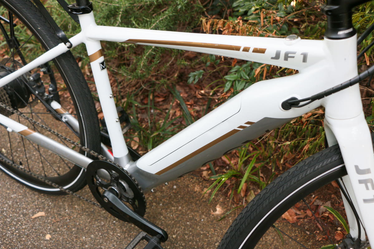 インチューブタイプのバッテリーは容量252Whで、最大105kmの走行が可能。ケーブル類もフレーム内を通されている