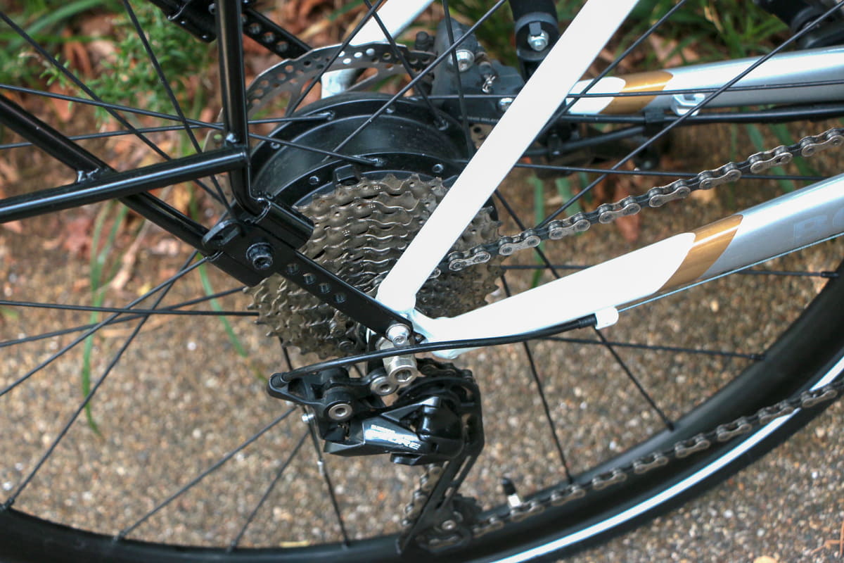 ドライブユニットは後輪のハブと一体化されたタイプ。変速ギアは外装タイプのシマノ製DEORE(デオーレ)10速