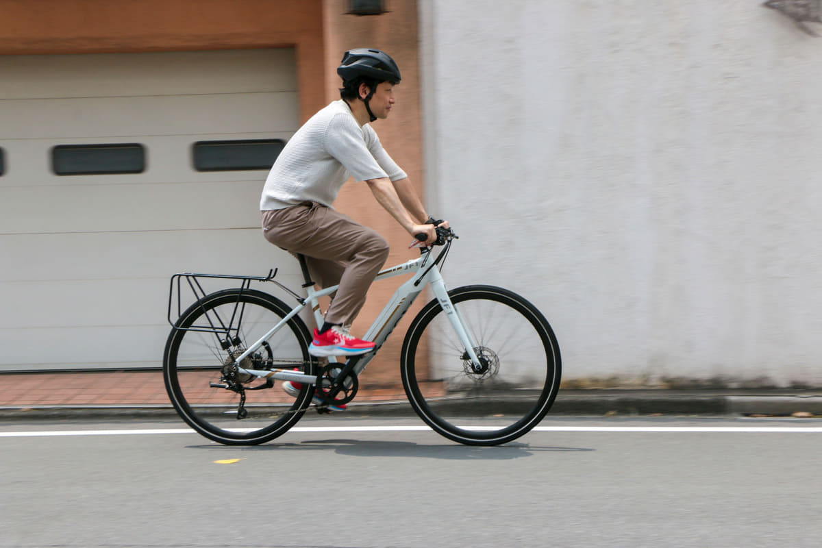 車体の軽さもあって、キビキビした加速を味わえる。軽さのメリットは上り坂でも活きる