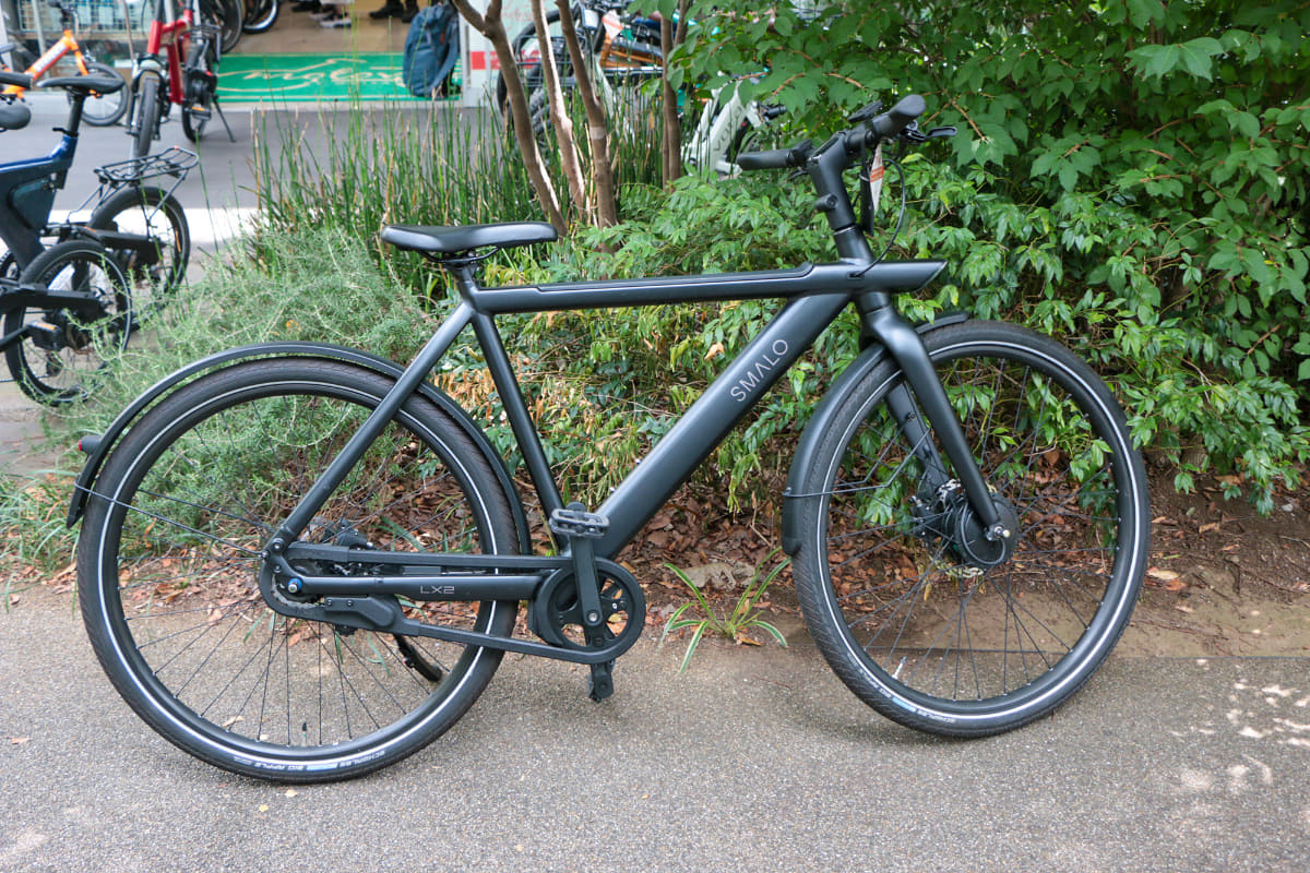 ライトをフレームに内蔵するなど未来的なデザインの「LX2」。重量は23.1kg。価格は398,000円