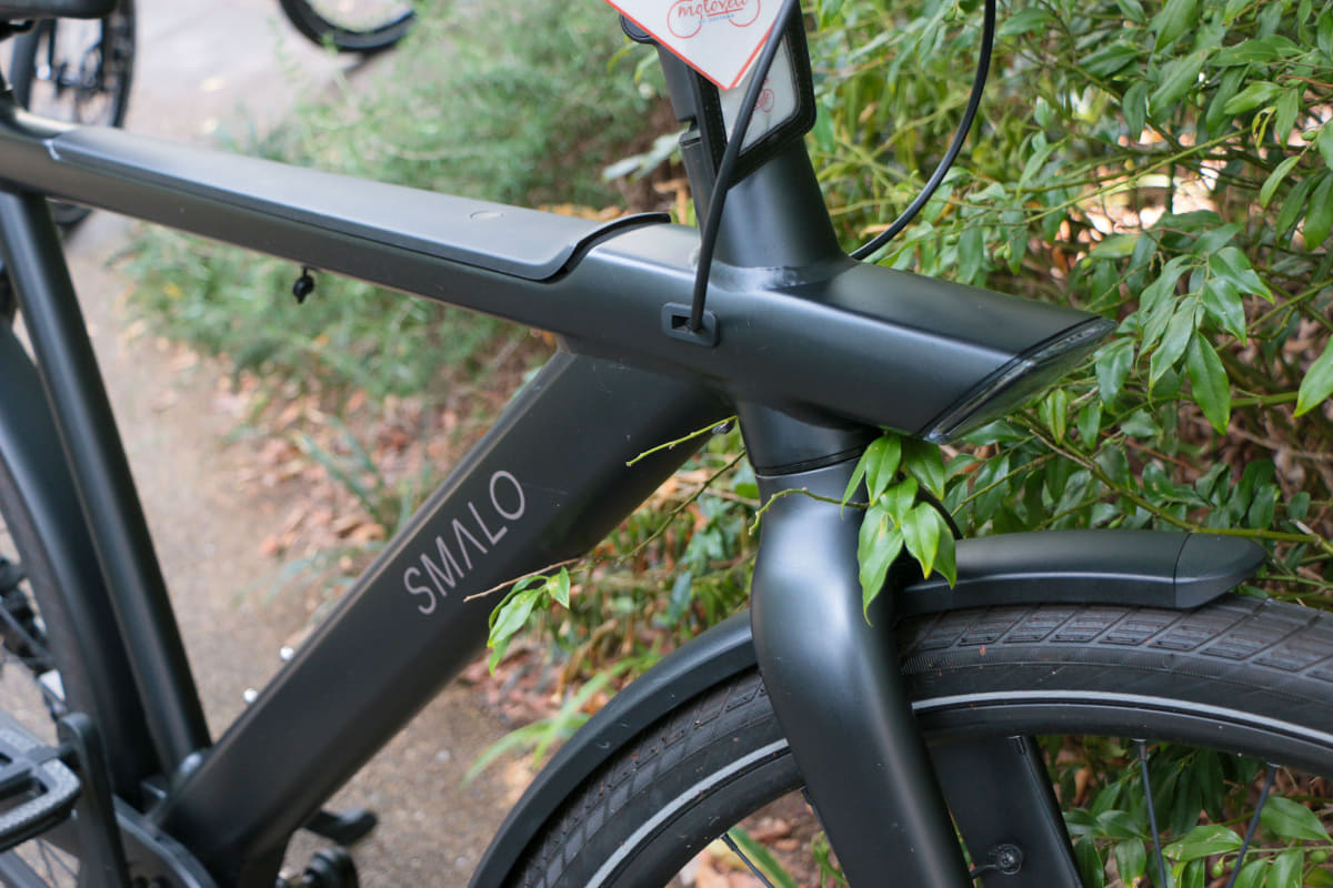 バッテリーはフレームと一体型で取り外しはできない。容量は504Whあり、120kmの走行が可能