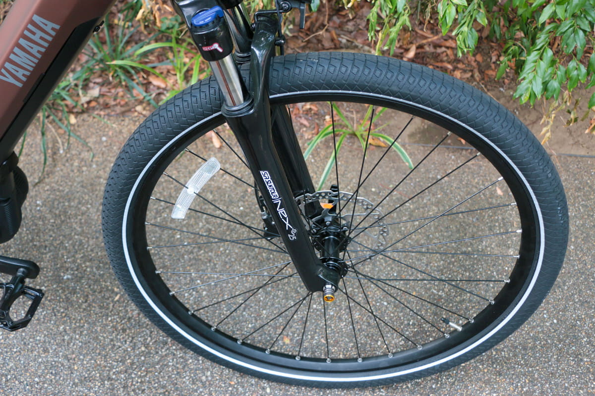 太めのタイヤにサスペンションフォーク、油圧式ディスクブレーキという隙のない足回りに仕上がっている