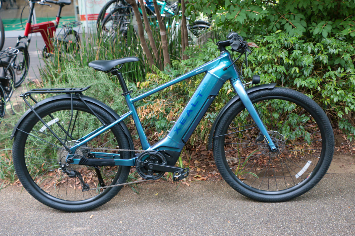 太めのフレームには角度によって見え方の異なるペイントを採用。重量は25.4kg。価格は388,000円