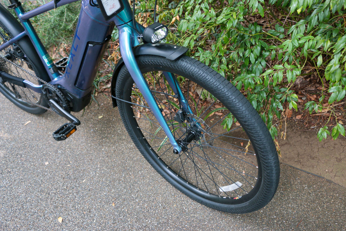 前後タイヤは27.5×2.0インチという太めのサイズ。油圧式ディスクブレーキを採用する