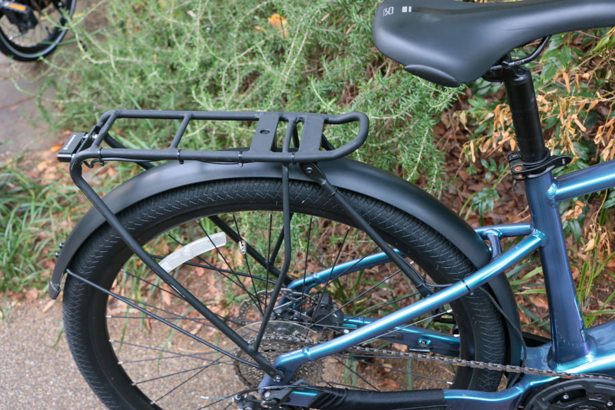 リアには軽量なアルミ製キャリアを標準装備。前後にはフェンダーも装備し、泥ハネを抑える