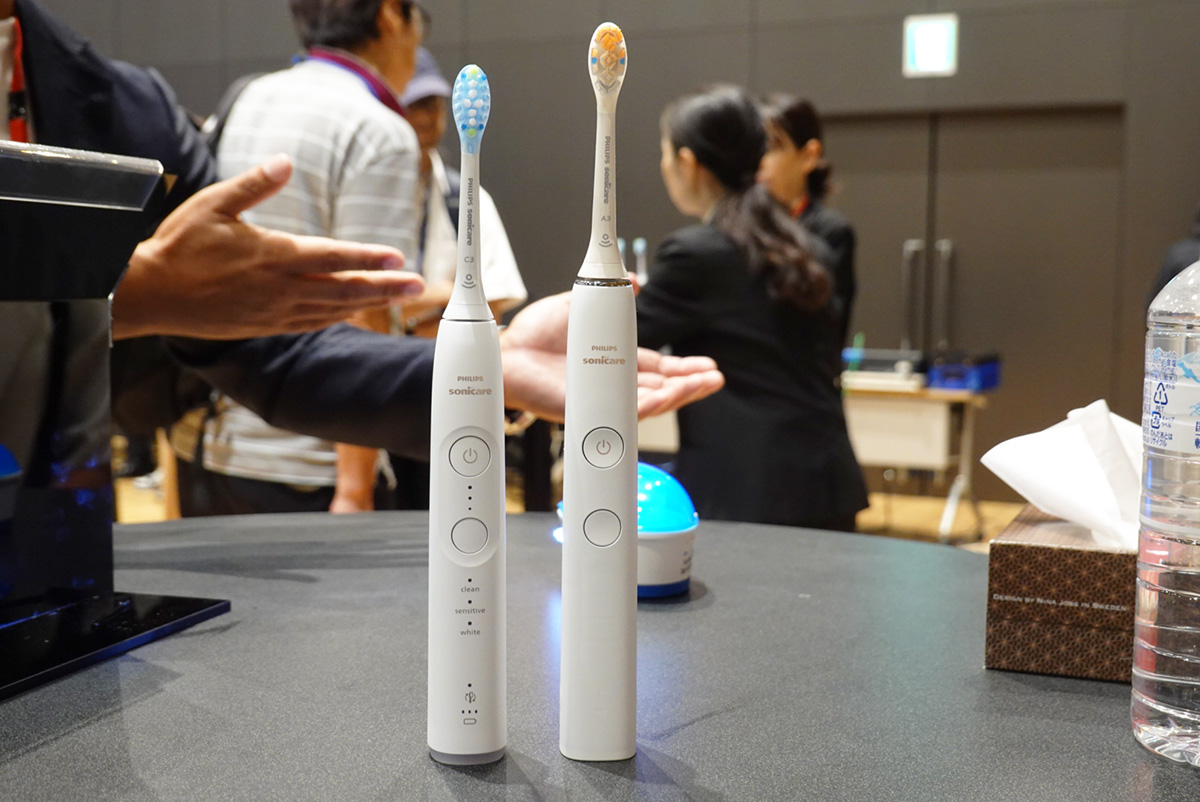 本体がよりコンパクトに、軽量化した。画像左が新モデル