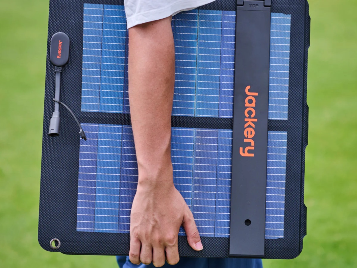 軽量で持ち運びしやすいソーラーパネル