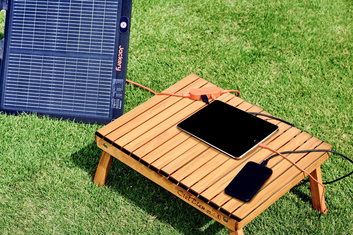 スマホやタブレットを2台同時に直接充電可能