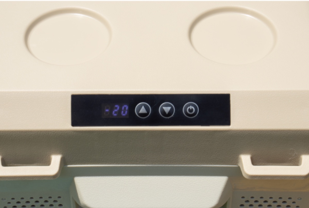 簡単な操作で庫内温度を20℃〜-20℃に設定できる