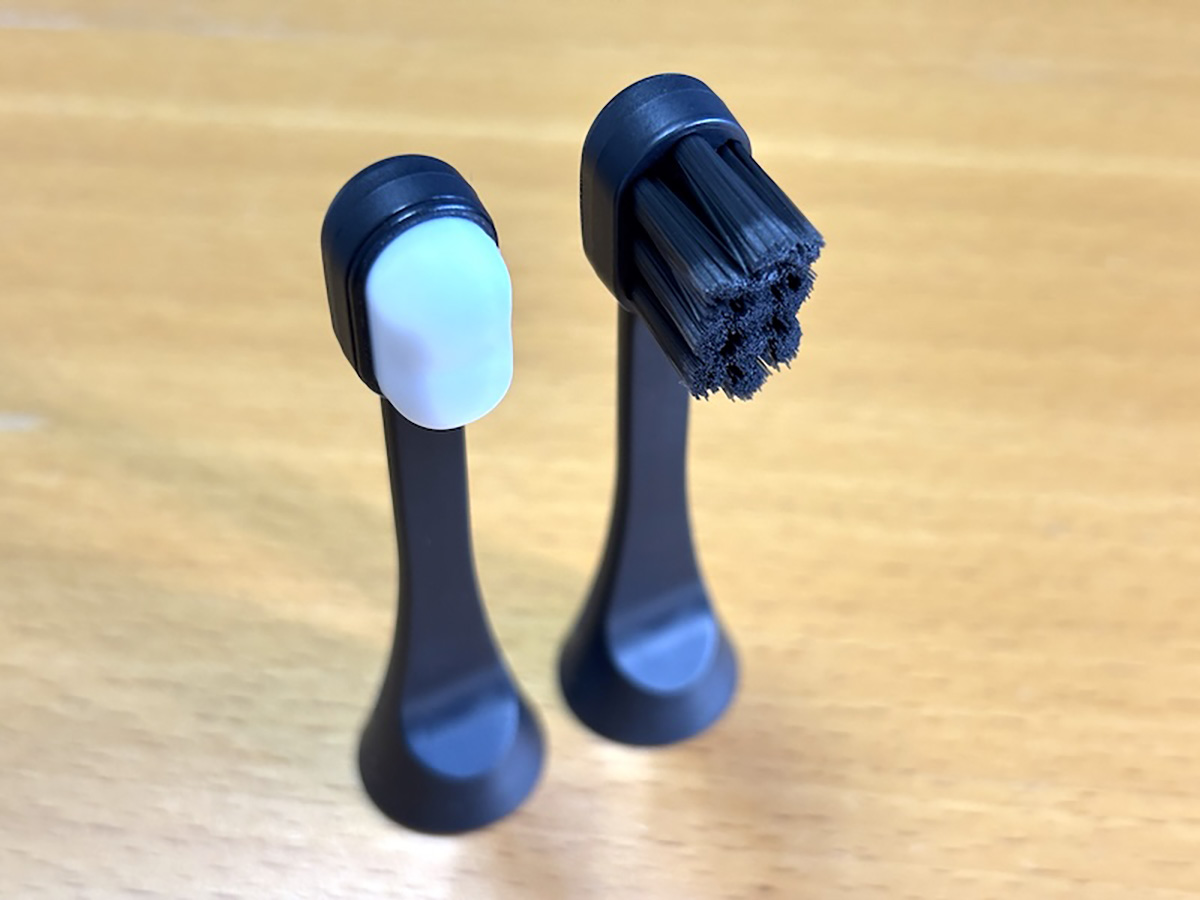 「シリコン歯茎ケアヘッド」(写真左)と「クリーン歯ブラシヘッド」(写真右)の2種類のヘッドが付属