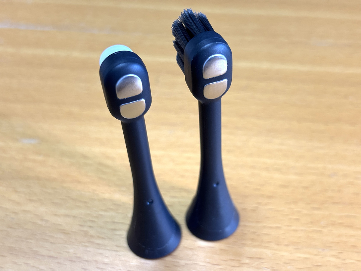 背面にはEMSの電極が備わる