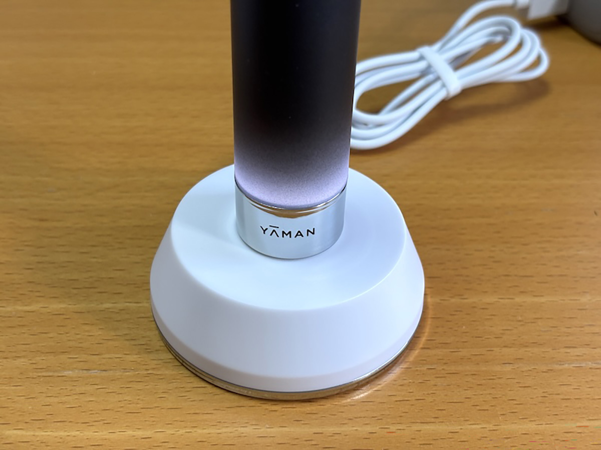 充電にはUSBタイプの専用充電器を使用する。充電中は本体下部のランプが白色にゆっくりと点滅。充電時間は約6時間で、動作時間は約75分