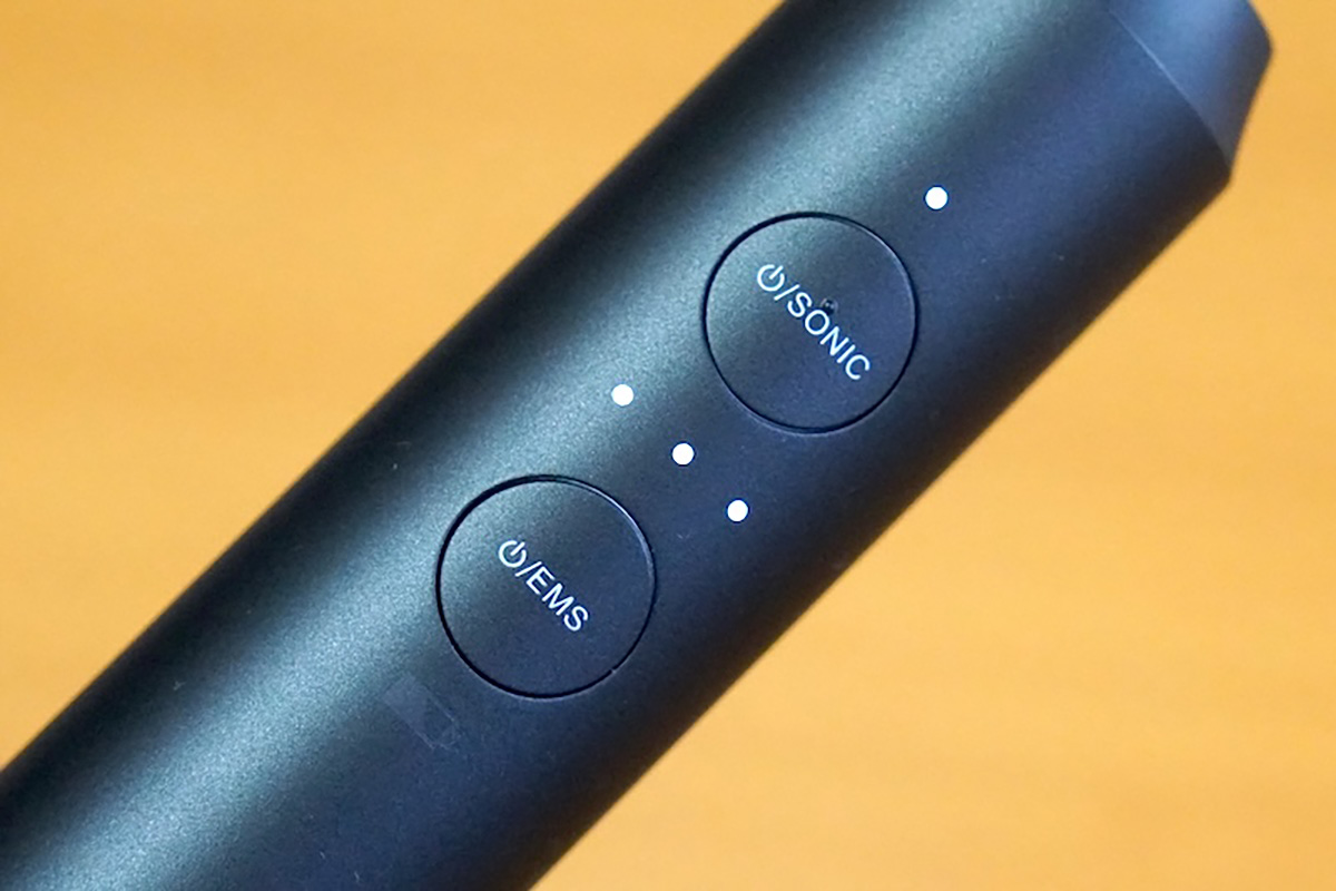 歯みがきのための「SONICモード」は2段階、「EMSモード」は7段階に設定されている。長押しでそれぞれのモードをオン・オフ、ボタンを押すごとにレベルが切り替わり、点滅と点灯で段階が表示される