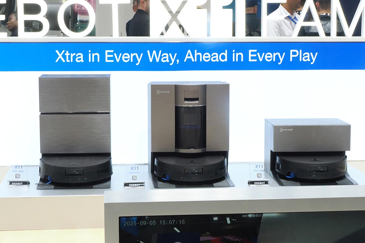 DEEBOT X11シリーズのうち、中央がサイクロン方式のダストタンクを採用するフラッグシップの「DEEBOT X11 OmniCyclone」