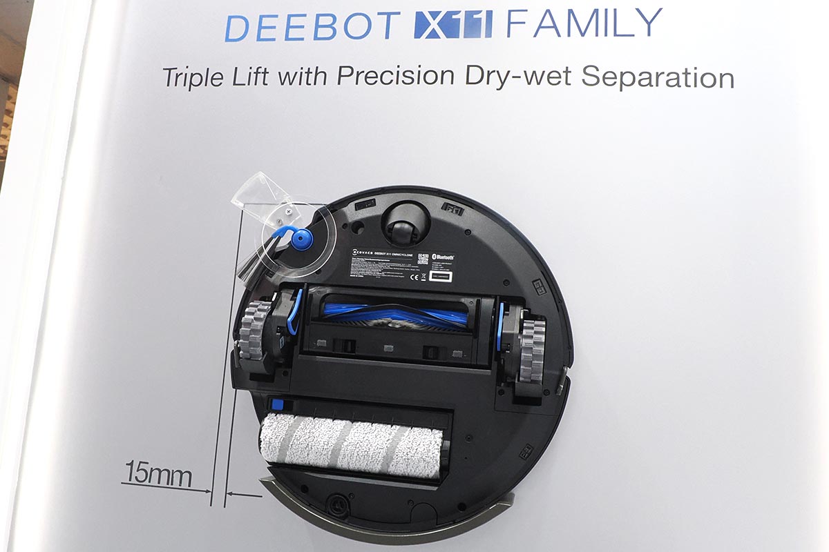 部屋の隅まで届くサイドブラシと、伸びるローラーモップで部屋の端まで掃除