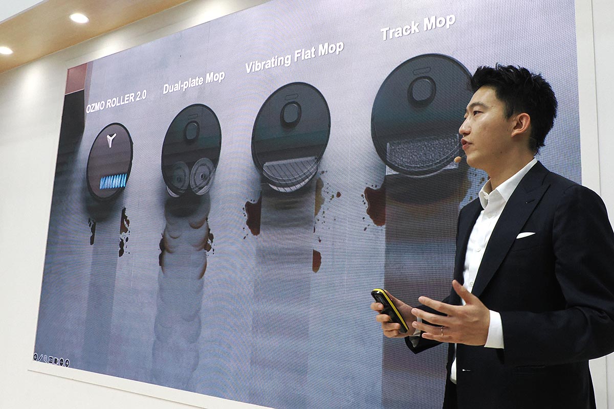 今の上位機のトレンドといえるローラー式のモップは、他の方式に比べて強力に汚れをとれるという点が特徴