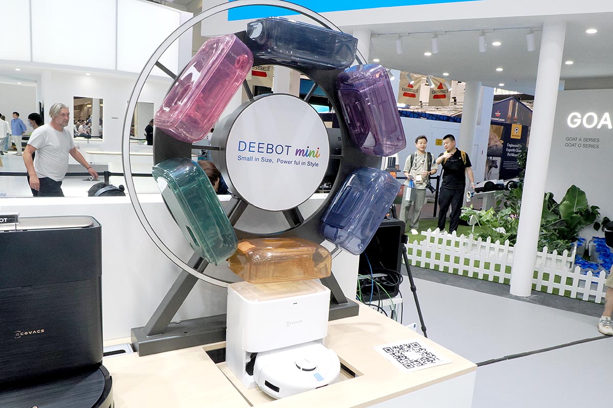 本体とステーションのサイズがコンパクトで、カラーが選べるデザインも特徴の「DEEBOT mini」。日本でも人気のロボット掃除機