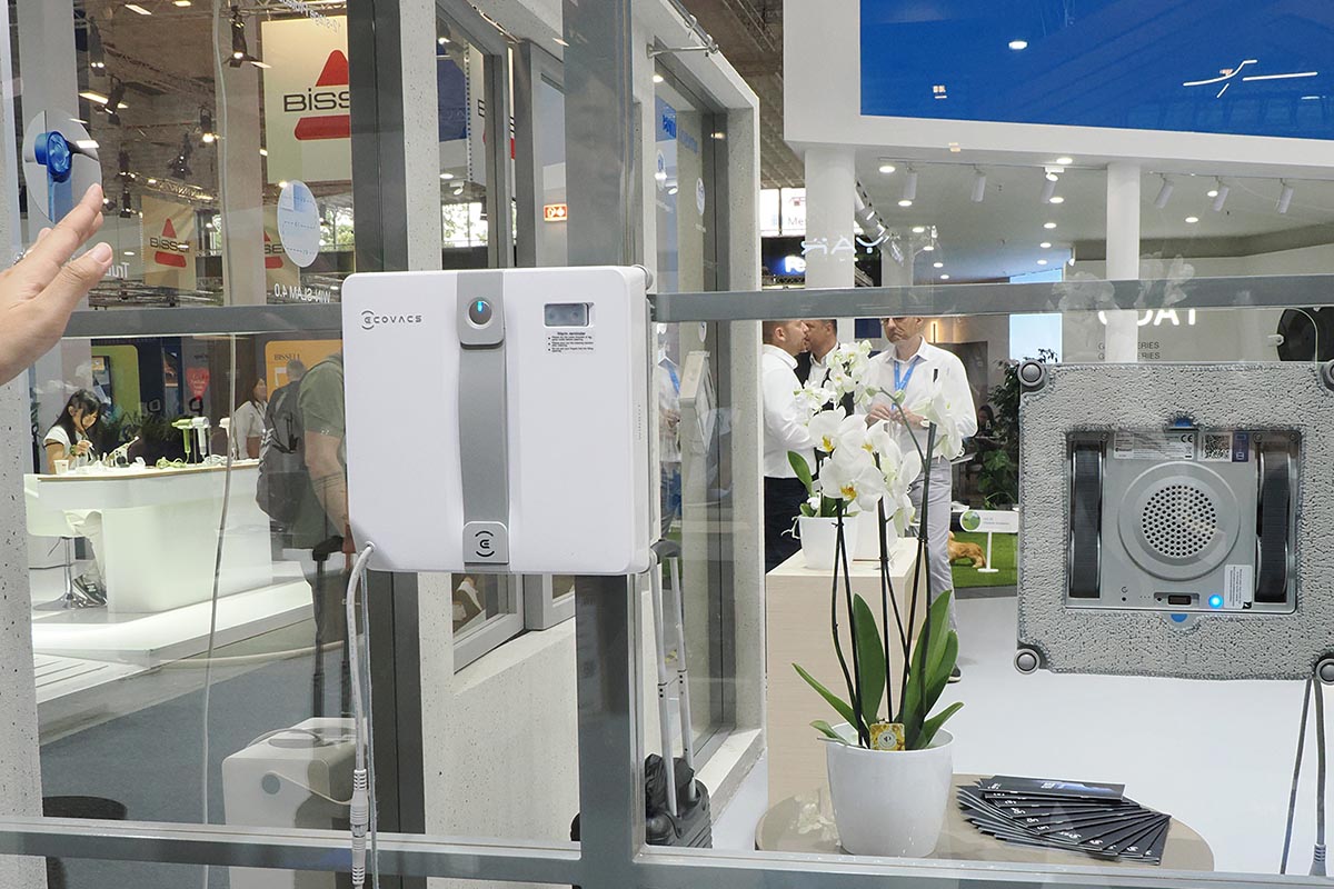 窓へ強力に吸着して、隅々まで拭ききります