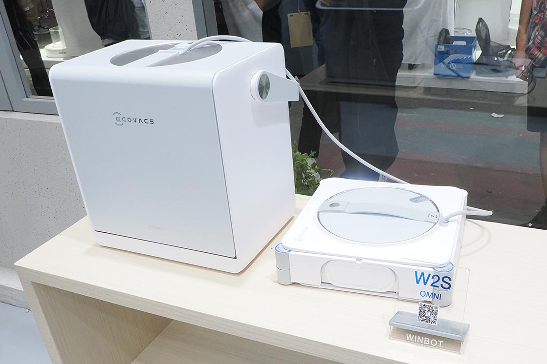 窓拭きロボットWINBOTの「W2S」シリーズの多機能ステーションをセットにしたモデル