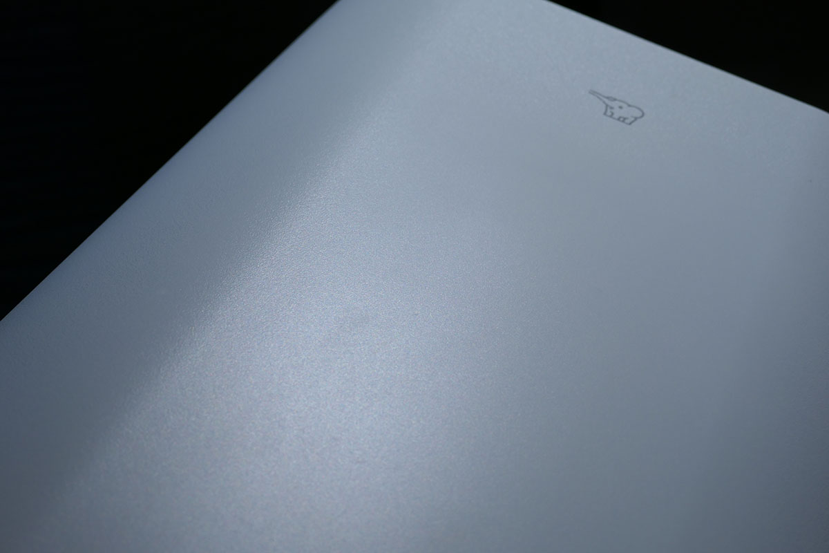 写真ではわかりにくいが、外側と中央ではシボの粗さが異なっている