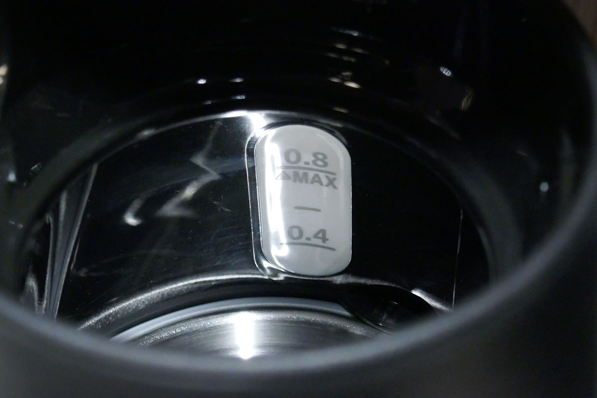 水位は内側から確認できるようにして、外側はすっきりとさせた