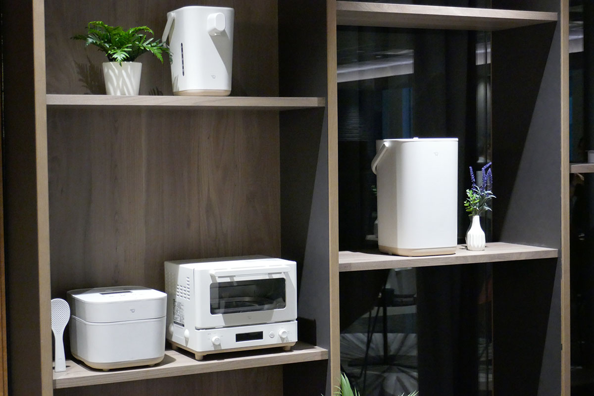 統一感のあるデザインが特徴のSTAN.シリーズ。上から時計回りに電動ポット、スチーム式加湿器、オーブントースター、炊飯器