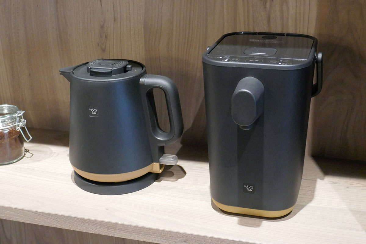 左が新発売の電気ケトル。右はSTAN.第1弾発表時から展開している電動ポット