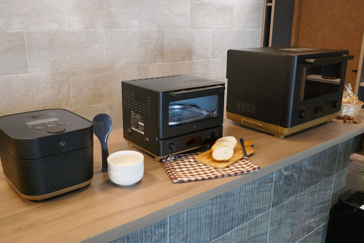 左から既発売の炊飯器、オーブントースター、オーブンレンジ