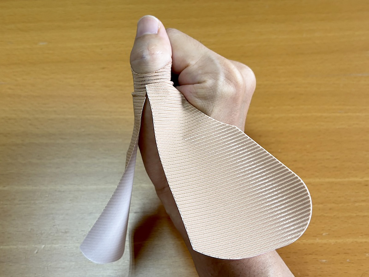 ステップ1。貼り始めの位置は、親指の第1関節の約1cm下