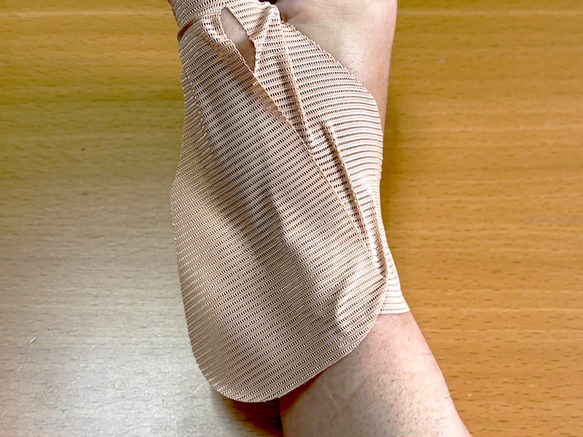 ステップ3。拳を握った状態で左側の部分を、先ほどの右側に重ねるように貼る