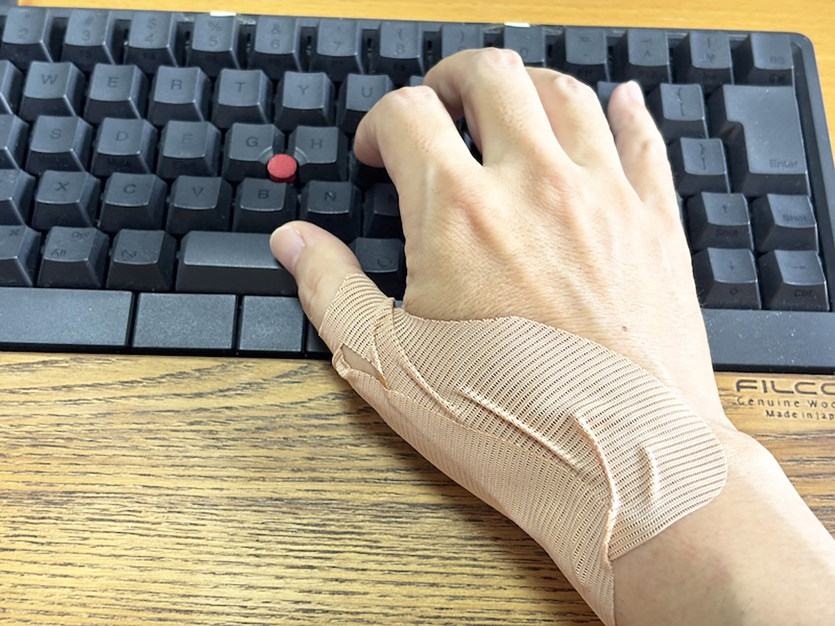 キーボード作業も右に同じ。常に軽くストレッチされているような感覚がある