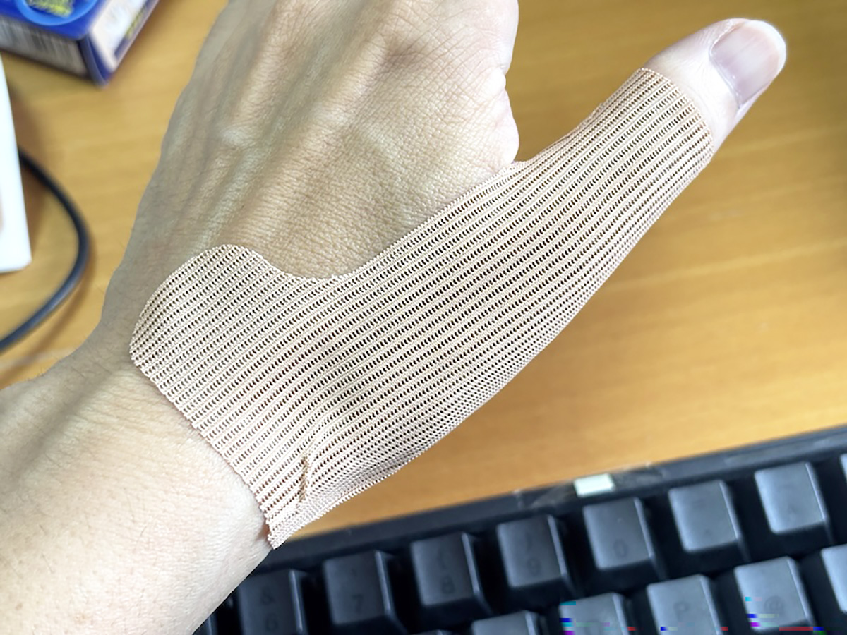 ステップ2。残りを手首の方に引っ張って貼り付ければ完成