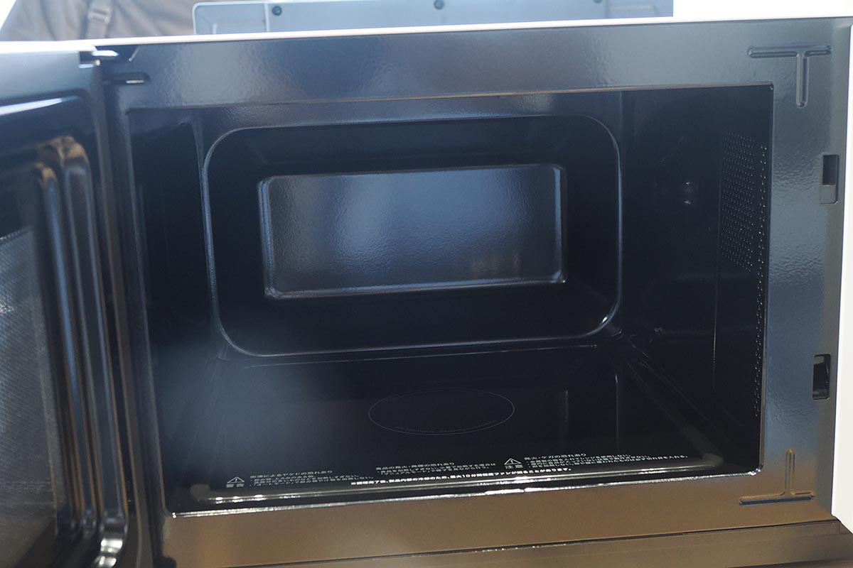 庫内。フラットタイプで掃除などの手入れがしやすくなっている