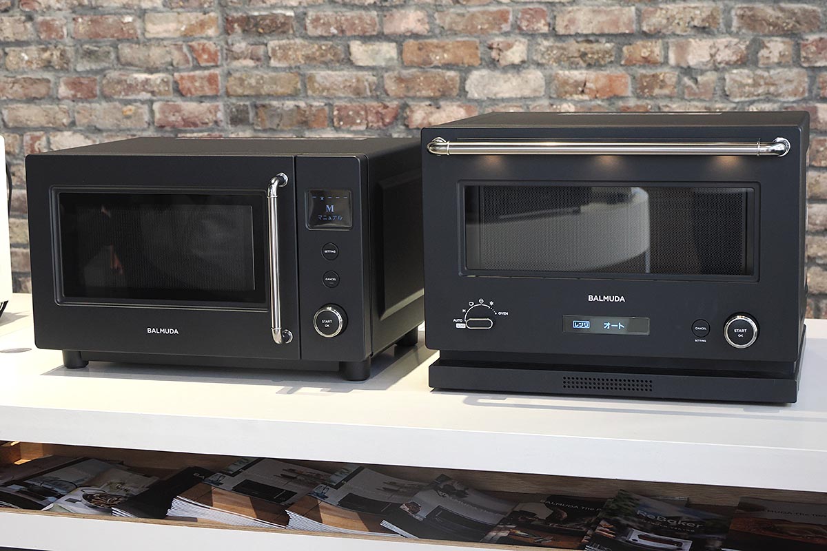 右のBALMUDA The Rangeと比べて、新しい単機能レンジのBALMUDA The Range Sはコンパクト