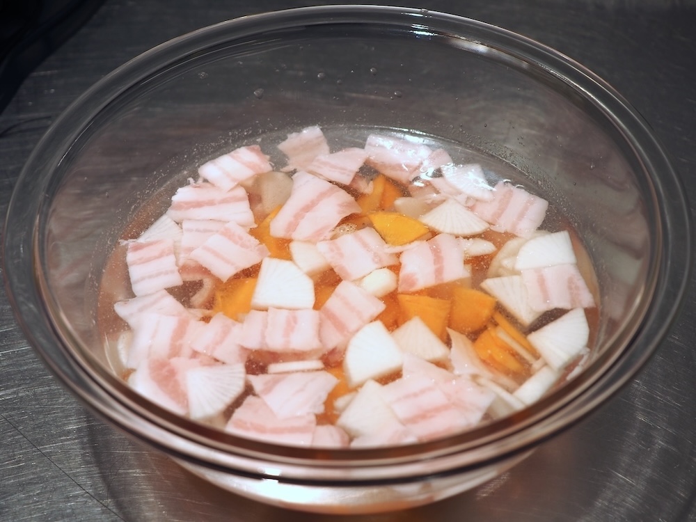 薄切りにした食材を、水を入れたボウルに投入