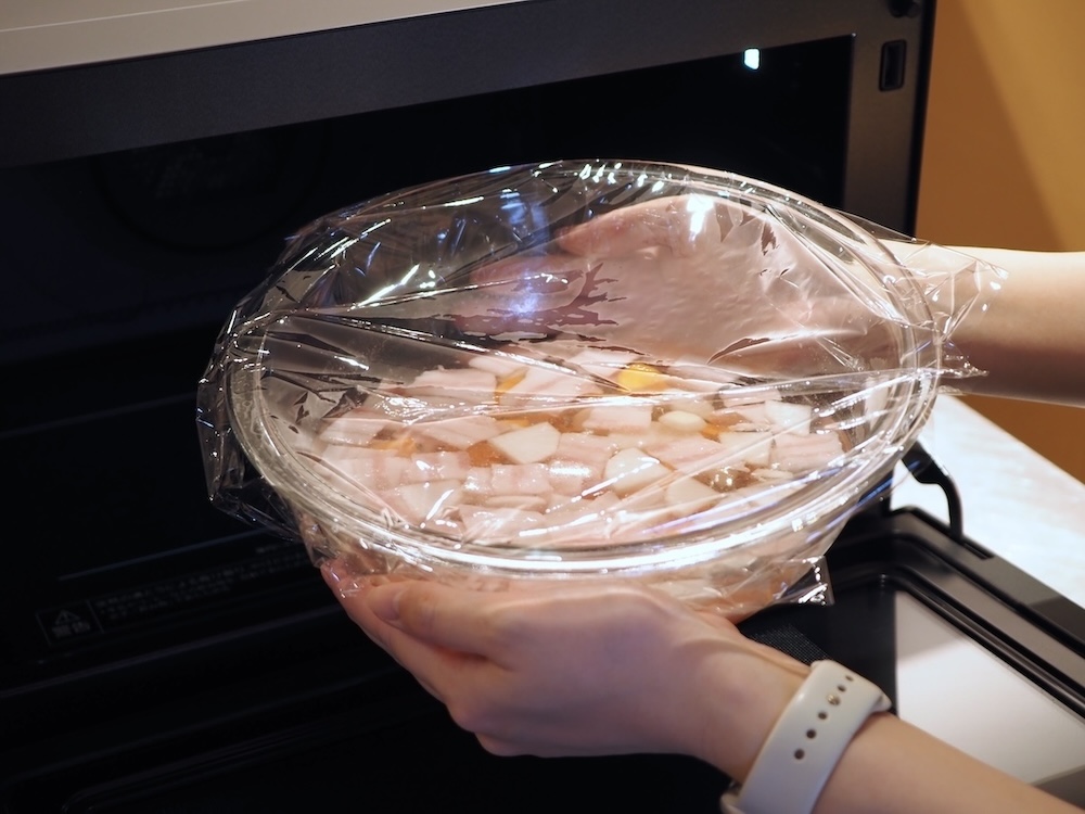 ラップをふわっとかけて、本体に入れる