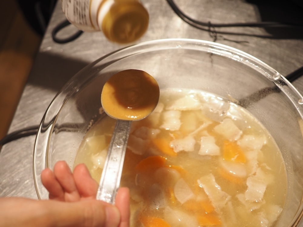 加熱が終わったら、ボウルを庫内から出して、みそを加えてよく混ぜれば完成