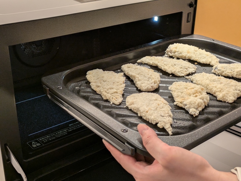 付属の「ヒートグリル皿」に並べ、表面にオイルスプレーで油を塗って庫内にセット