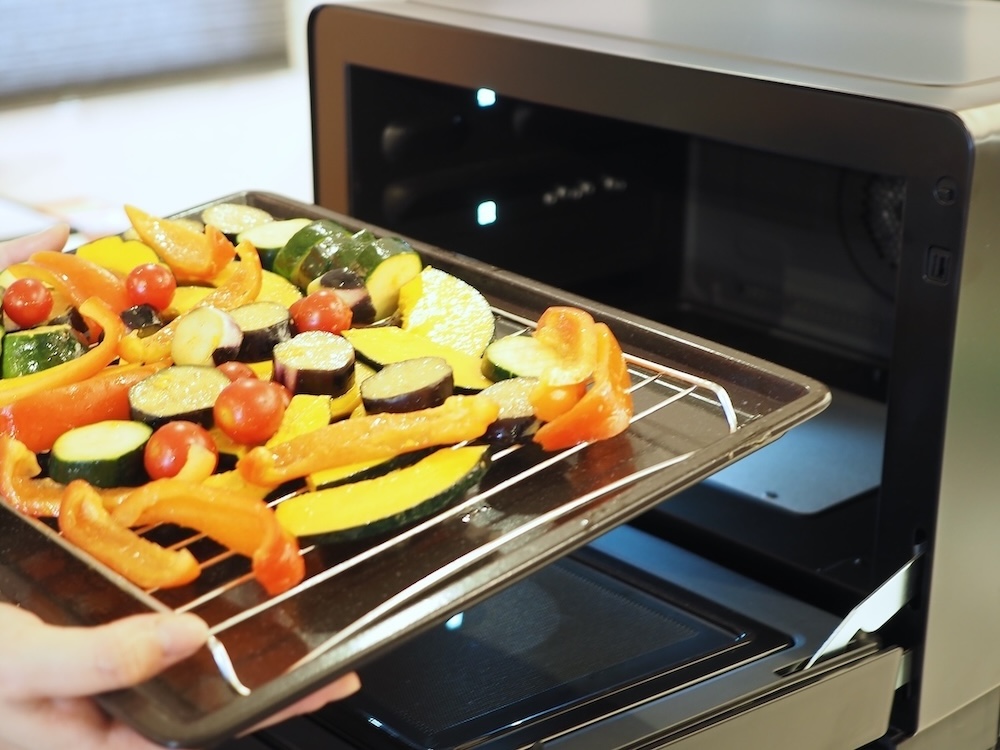 ザクザクと切った野菜を焼網に並べ、さらにテーブルプレートに載せた状態で庫内にセットする