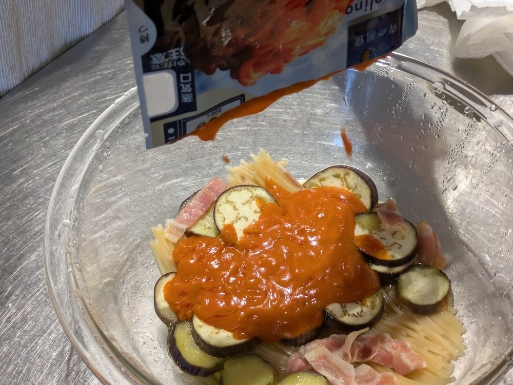 市販のパスタソースを混ぜ合わせる