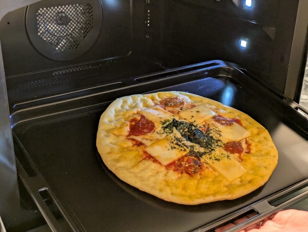 付属の角皿にピザをのせて庫内にセット