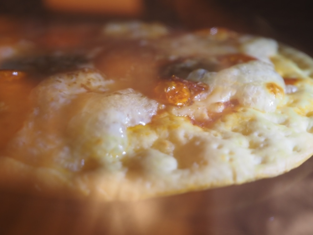 チーズがぷくぷくと熱せられている様子が見られる