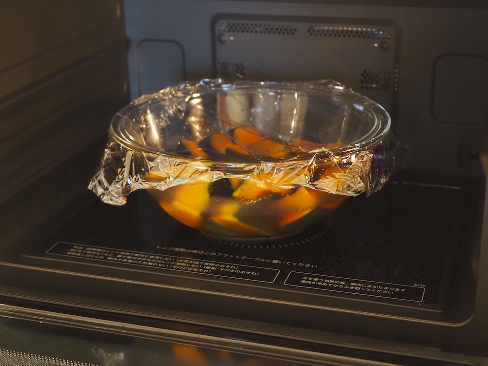 食材を入れた耐熱ボウルに、ふわりとラップをかけて庫内にセット