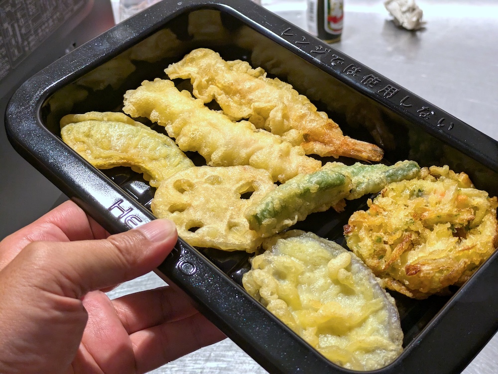 買ってきた天ぷらをヘルシオトレーに並べる