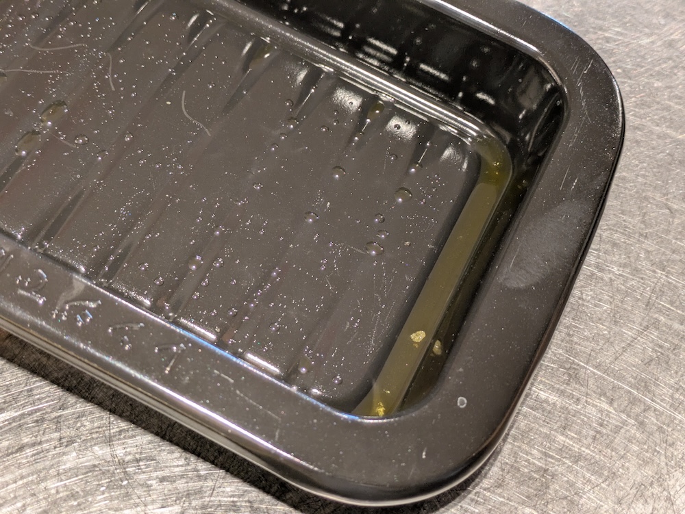 惣菜を皿に移し替えると、トレーの溝には余分な油が溜まっていた