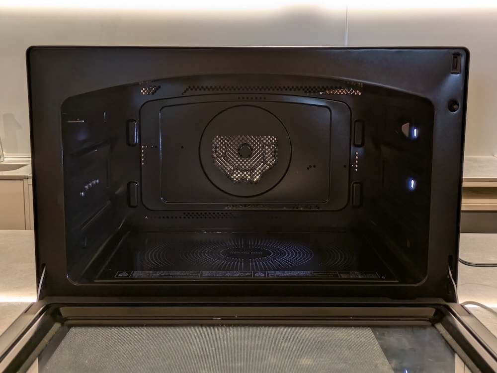 石窯をイメージさせる容量30Lの庫内