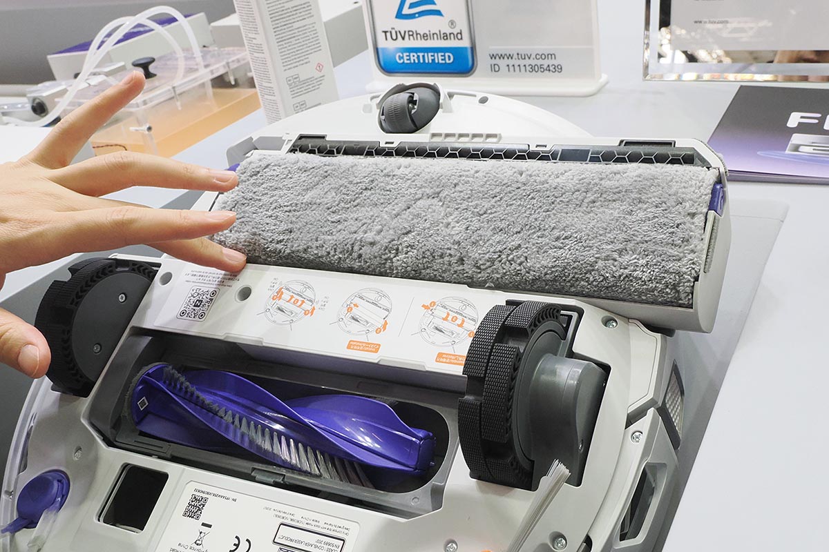 底面に配置するスクエア形状のモップ。部屋の隅を掃除する時には、円形の本体の外側までモップが横にスライド