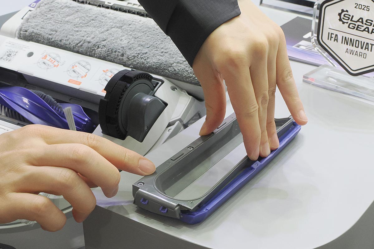 ローラーブラシを格納するケースが形を変えて、ブラシをより強く床面に押しつけます