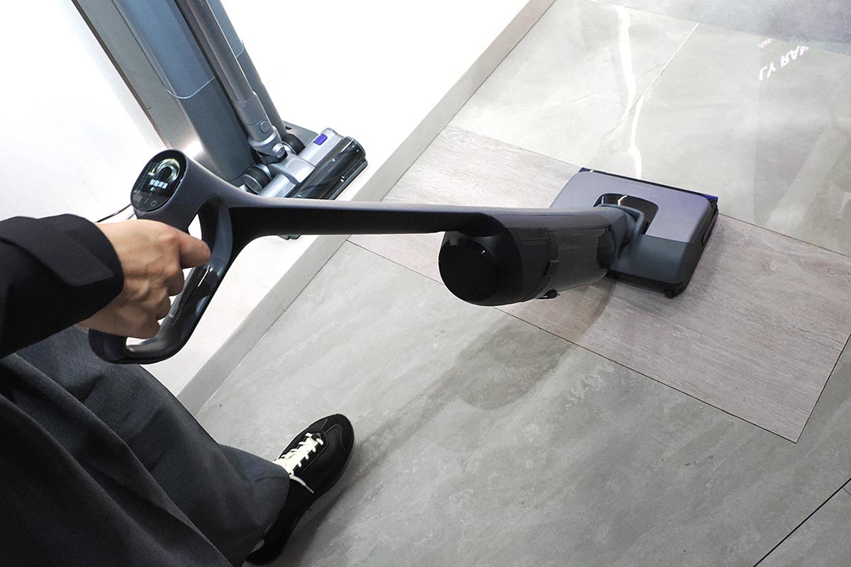 コードレススティック掃除機の「V40」。軽快な操作性を実現していました